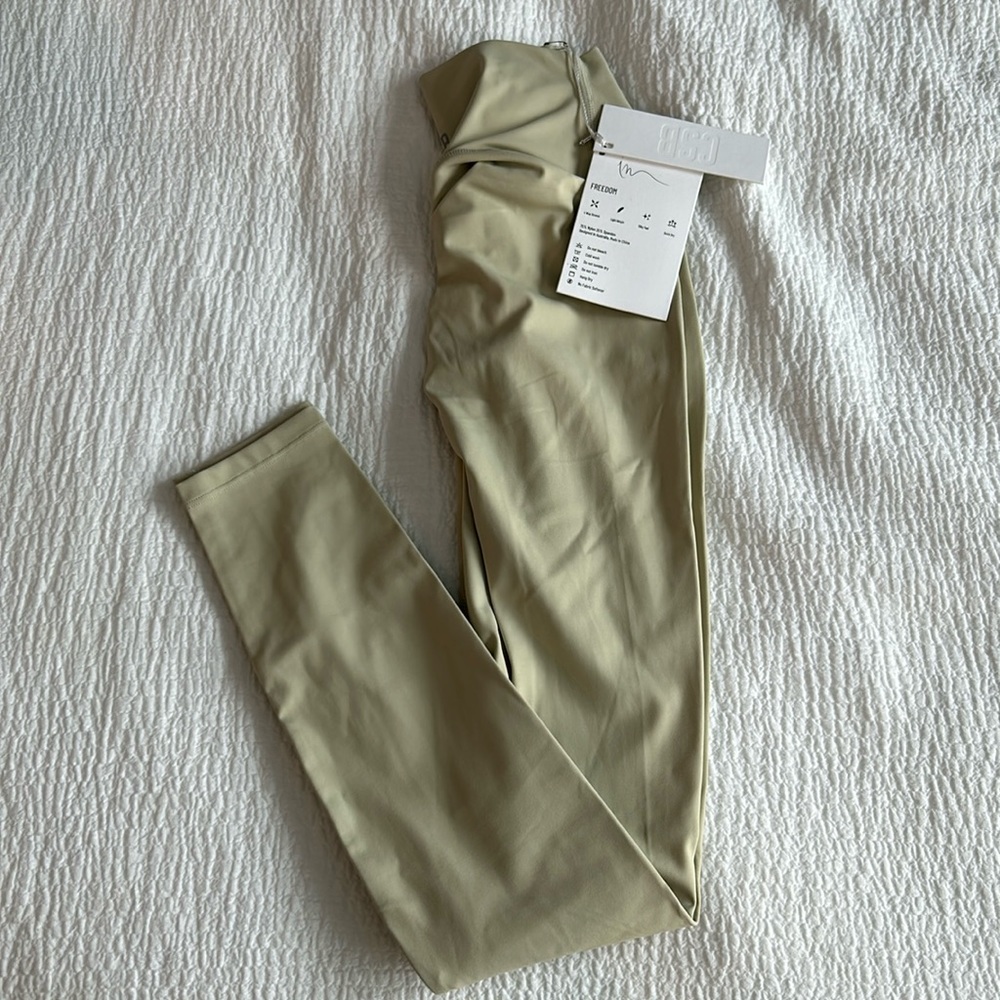 NWT Limited Edition CSB X Isabelle Mathers Freedom Scrunch leggings